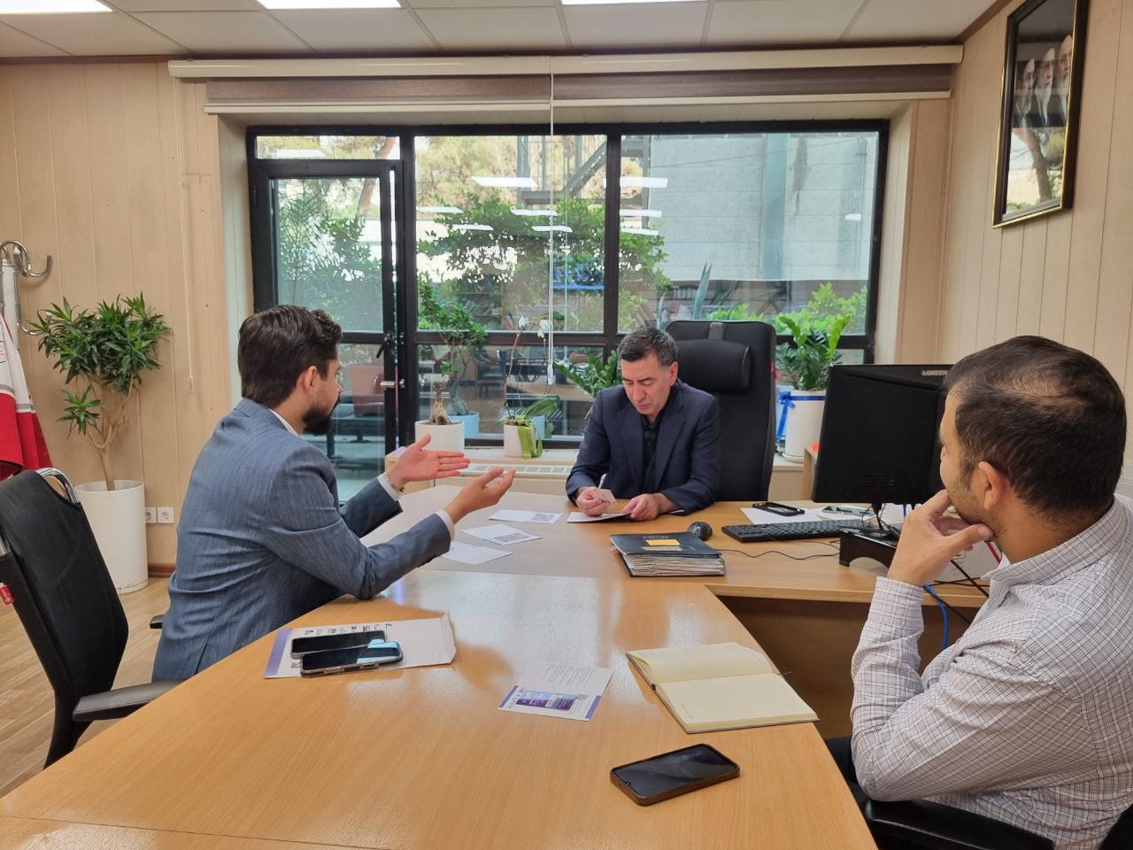 بررسی راهکارهای توسعه خدمات رفاهی کارکنان هلال‌احمر در نشست معاون توسعه با قائم‌مقام مجموعه انقلاب